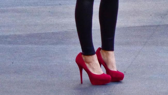 Lorraine Burnett berdansa sepanjang malam menggunakan sepatu berhak tinggi 12 centimeter. Luka di kaki diabaikan, akibatnya harus diamputasi.