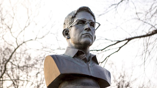 Hanya dalam semalam, sekelompok seniman mendirikan patung Edward Snowden di sebuah taman di New York, Amerika Serikat, pada Senin (6/4).