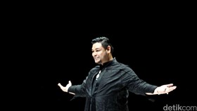 Ivan Gunawan Merilis Buku Inspiratif Hasil Keroyokan