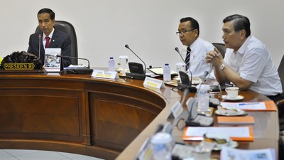 Mensesneg Pratikno menepis kabar Luhut Binsar Pandjaitan mundur dari jabatannya sebagai Menteri Koordinator Kemaritiman dan Investasi.