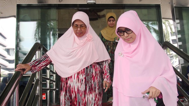 Komisi Pemberantasan Korupsi tengah membuktikan dakwaan suap dan cuci duit yang dilakukan bekas Bupati Bangkalan Fuad Amin Imron di meja hijau. 