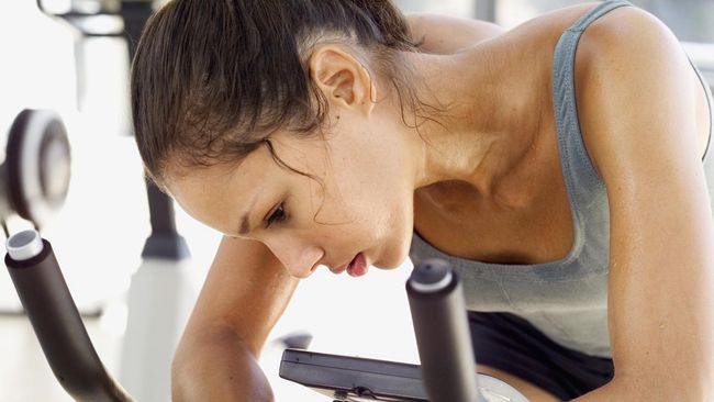 Kerap mengalami baju yang basah di bawah ketiak karena keringat berlebih, tiga hal ini ditengarai menjadi penyebabnya.