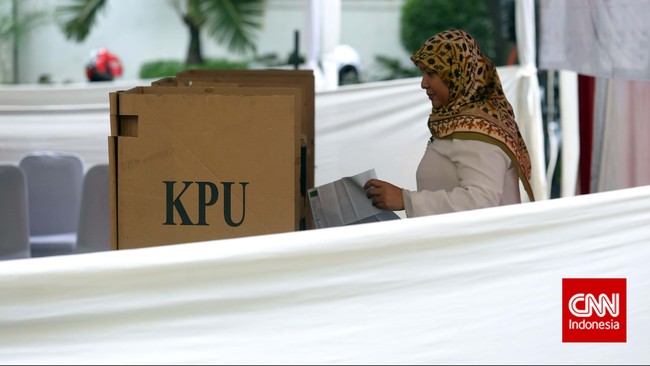 Dari 36 orang peserta yang lolos ke tahap ketiga seleksi anggota KPU periode 2017-2022, terselip lima nama komisoner KPU aktif.