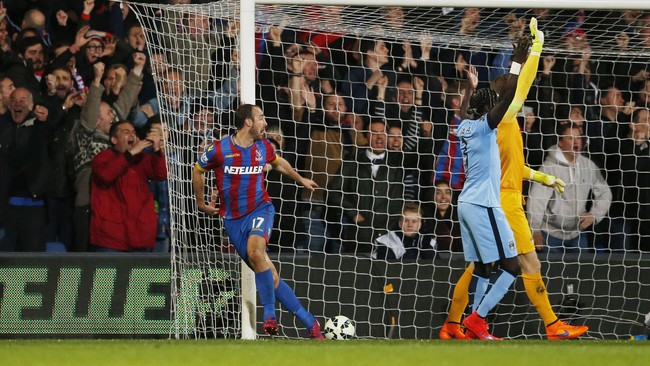 Peluang Manchester City mempertahankan gelar juara Liga Primer Inggris semakin tergerus setelah kalah 1-2 dari Crystal Palace di Selhurst Park.