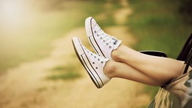 4 Cara Mencuci Sepatu Putih Tampak Seperti Baru