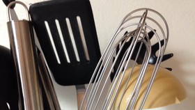 Jangan Pakai Alat Masak Plastik Berwarna Hitam, Ini Bahayanya