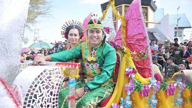 Tak hanya memiliki bentang alam yang indah, Indonesia juga punya ragam budaya yang apik dan kerap dijadikan magnet pariwisata sebuah daerah.