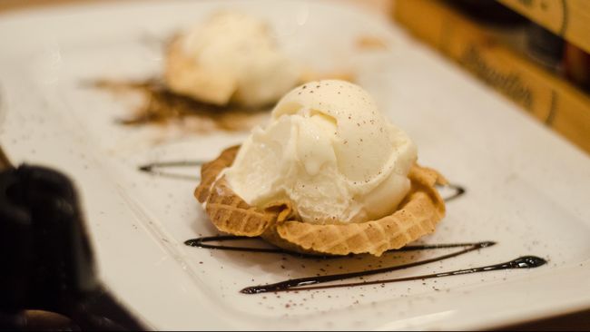 Mövenpick menawarkan pelanggan untuk menikmati  es krim di tempat.