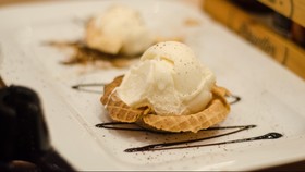 Nikmati Es Krim dengan Cara Dewasa