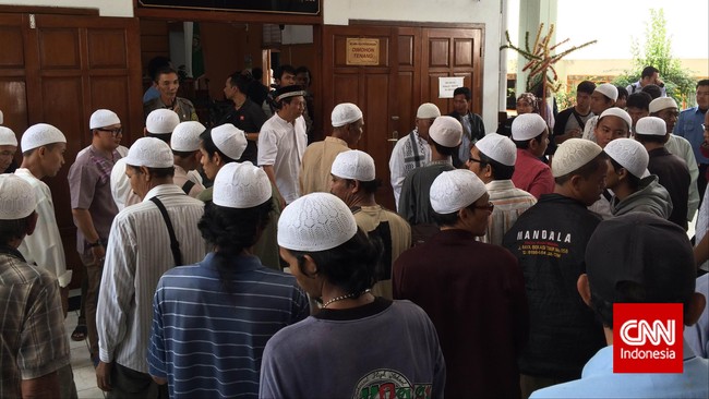 Jelang sidang putusan, tampak puluhan massa pendukung bekas Menteri Agama Suryadharma Ali mendatangi Pengadilan Negeri Jakarta Selatan.