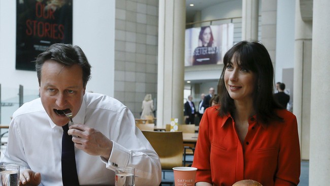 Perdana Menteri Inggris David Cameron kini menjadi buah bibir di media sosial karena kedapatan makan hot dog dengan pisau dan garpu.