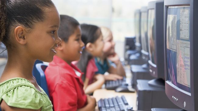 Di zaman modern yang serba menggunakan teknologi ini, orang tua harus melakukan pengawasan ekstra pada anak. Termasuk pergaulannya di media sosial.