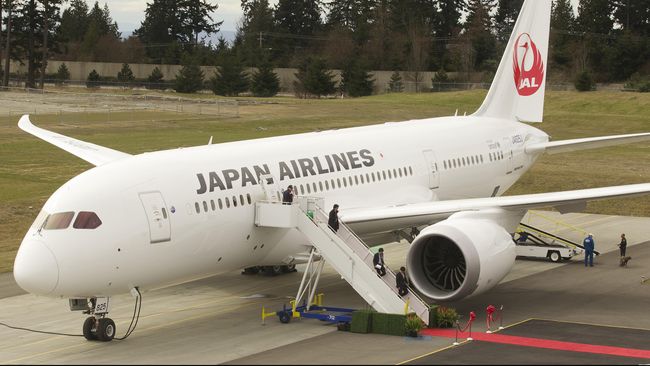 Puluhan penerbangan dari Japan Airlines, All Nippon Airways dan Korean Air dialihkan menyusul kekhawatiran kejatuhan serpihan roket.
