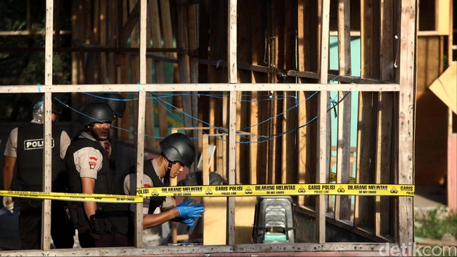 Suro alias Rukam, salah seorang korban ledakan di Tanah Abang menjalani operasi di Rumah Sakit Polri, Kramat Jati, Jakarta Timur, hari ini.