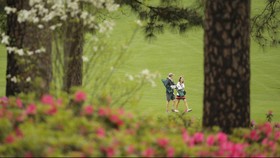 Lemon Pink dan Azalea di Klub Golf Nomor 1 di Amerika