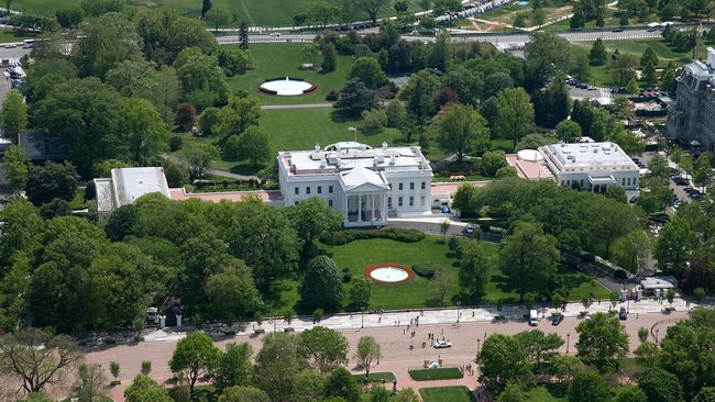 Sudut pandangnya seorang peremupuan muda yang diangkat menjadi juru ketik di Gedung Putih semasa pemerintahan Presiden Barack Obama.