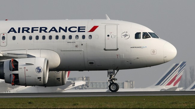 Penerbangan pesawat Air France dari Mauritius dialihkan dan mendarat darurat di Kenya, setelah benda diduga bom ditemukan di toilet pesawat. 