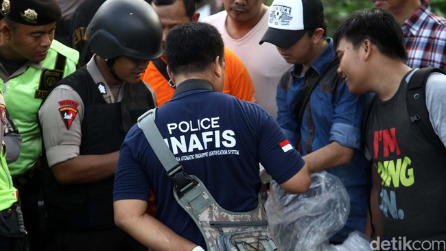 Barang tersebut di antaranya sebuah koper, cabinet dari lokasi kejadian.