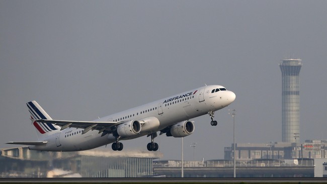 Belasan pesawat dari dan ke bandara di AS, menerima belasan ancaman selama beberapa hari terakhir. Pada Senin F-15 bahkan mengawal pesawat Air France.