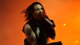Marilyn Manson Ambruk saat Konser di Texas