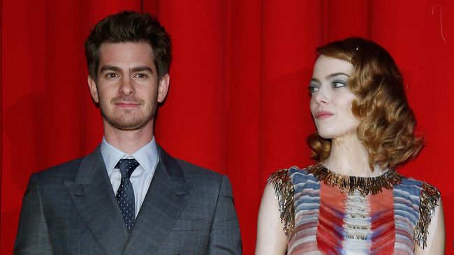 Kostum Spider-Man yang semula dikenakan Andrew Garfield sudah pindah ke tubuh Tom Holland, aktor muda yang menggantikannya.