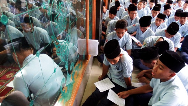 Dalam draf RUU Sisdiknas, pemerintah sudah tak lagi menyebutkan jenis satuan pendidikan dasar maupun menengah, seperti madrasah, SD, SMP, SMA, maupun SMK.