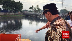 Ahok Terima Lima Truk Sampah dari PT Pelindo