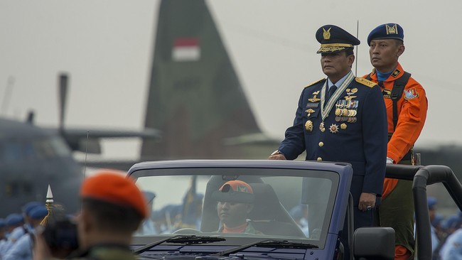 Jika diterapkan sistem bergantian, Kepala Staf Angkatan Udara Marsekal Agus Supriatna paling berpeluang jadi Panglima TNI.