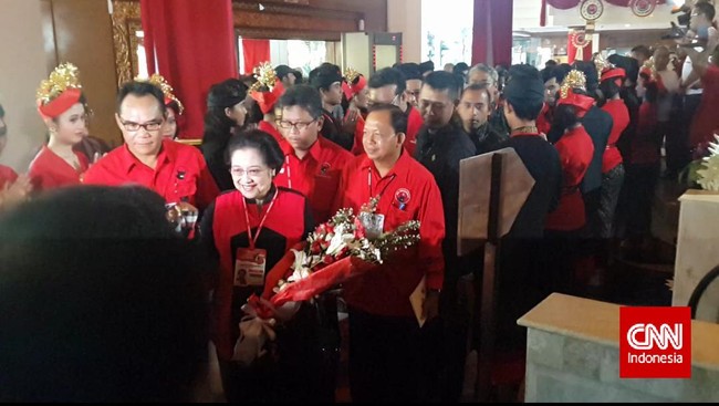 Selain ketua umum partai, pidato politik Megawati di Kongres IV PDIP juga dihadiri beberapa menteri Kabinet Kerja Jokowi.