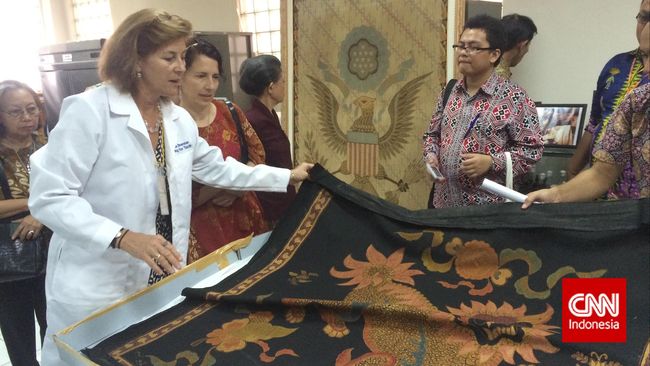 Karya legendaris desainer batik Indonesia, Iwan Tirta, mendapatkan kehormatan dari pihak Kedutaan Besar Amerika Serikat untuk dipreservasi atau dirawat.