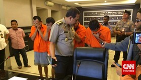 Pembuat Uang Asing Palsu Menjual Uang Lewat Agen