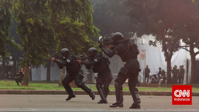 Paspampres menerjunkan pasukan elite pengawal Jokowi dengan amunisi tak terbatas. Ukraina juga memberi izin khusus mengenai persenjataan yang boleh dibawa.