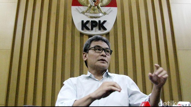 Penyidik senior KPK ini dicokok polisi di kediamannya dini hari tadi atas kasus dugaan penganiayaan tahun 2004.