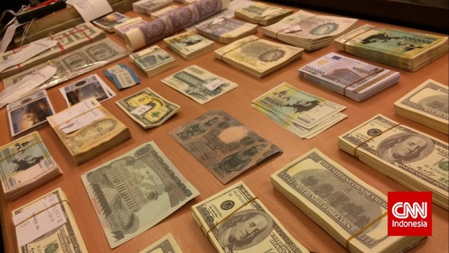 Kepolisian Diraja Malaysia menangkap seorang pria asal Indonesia karena menjual uang palsu bernilai MYR10,5 juta atau sekitar Rp 35,6 miliar.