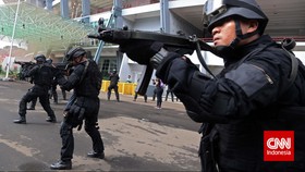 Pasukan Elite TNI AL Jatuh Saat Beraksi di Depan Jokowi