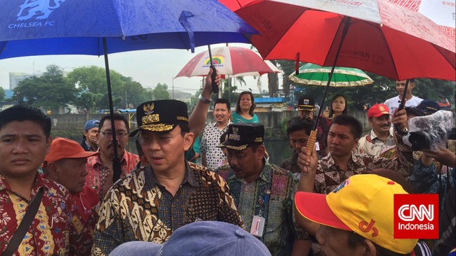 Menurut Ahok prostitusi sudah ada sejak zaman dulu. Ia menantang pihak yang melarang prostitusi untuk memberikan solusi penanganannya.