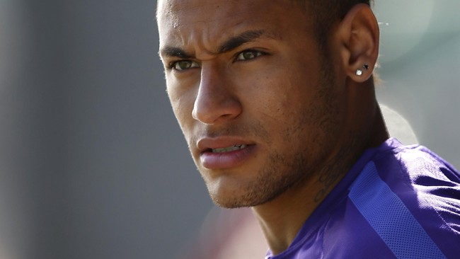 Sejak pindah ke Barcelona pada 2013 silam, Neymar dan keluarganya terus diganggu oleh penyelidikan-penyelidikan dan kasus hukum.