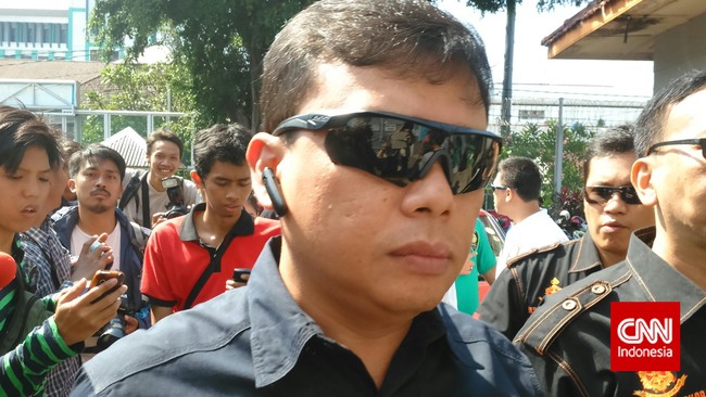 Kalapas Cipinang Krismono mengatakan selama ini gerak-gerik anak buahnya, IR, dinilai mencurigakan karena sering berkunjung ke blok, yang bukan domain tugasnya.