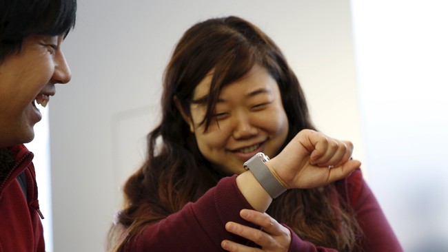 Huawei patenkan smartwatch unik khusus gaming yang bukan cuma layarnya yang bisa disentuh tapi juga tali jamnya.