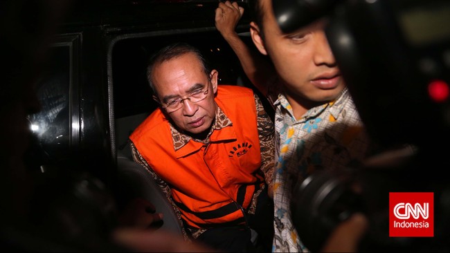 Kepada wartawan, bekas Menteri Agama itu merasa diperlakukan tidak adil. KPK dinilai Suryadharma tak berwenang menahannya.