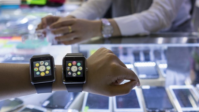 Urusan jam tangan pintar Google memang harus mengakui kesuksesan Apple. Dalam sehari, Apple Watch sudah melebihi setahun penjualan Android Wear.