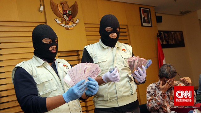 Didapati uang pecahan 1.000 dolar Singapura sebanyak 40 lembar, pecahan Rp 100 ribu sebanyak 485 lembar, dan pecahan Rp 50 ribu sebanyak 147 lembar.