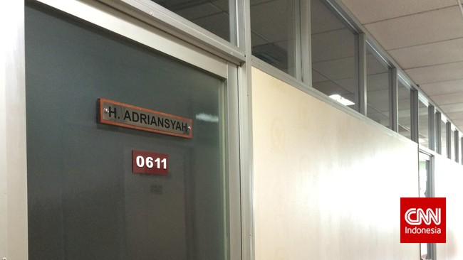 Ruangan 0611 yang berada di lantai enam Gedung Nusantara itu gelap, tak ada tanda aktivitas.