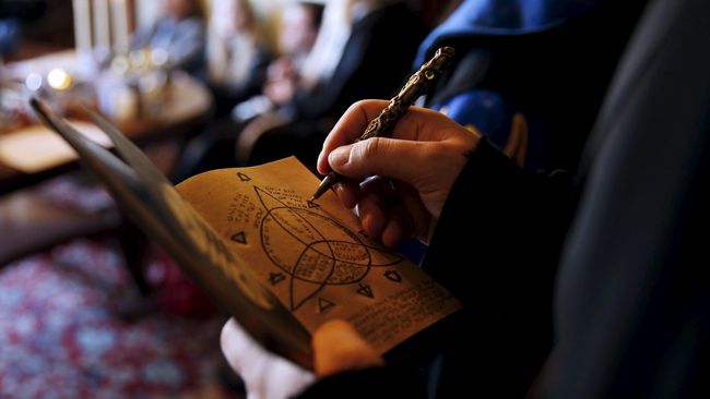 Di studio mini tempat Jim Kay membuat ilustrasi Harry Potter, ada manekin tengkorak dan benda-benda aneh, dari maket sampai laba-laba hidup.