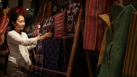 5 Oleh-Oleh Malang selain Makanan yang Unik, Batik hingga Topeng