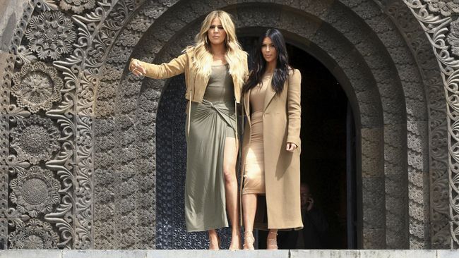 Saat mengunjungi Dubai, Selasa (26/5) Khloe mengunggah foto dirinya mengenakan hijab dan cadar warna hitam.