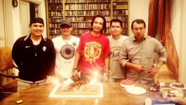 Personel Padi mengenang kejadian "heboh" saat menggarap sampul album perdana Lain Dunia di kawasan Puncak, Bogor.