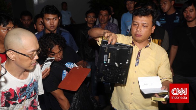 Setelah melakukan penggeledahan LP Cipinang pada Kamis malam (9/4), Polri menemukan ekstasi dan narkotik jenis baru yang disebut CC4.