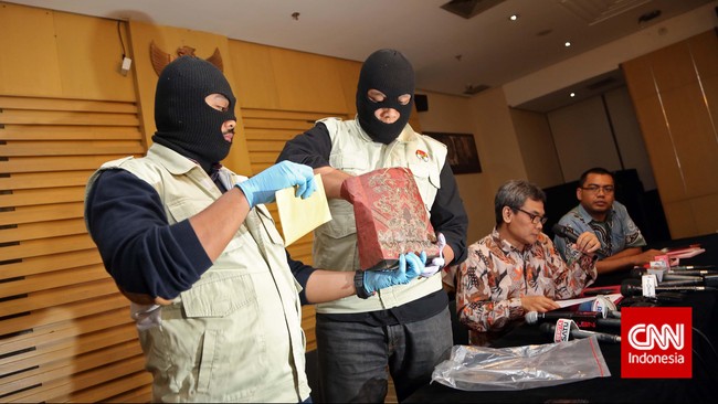 ICW meminta KPK menjelaskan secara gamblang mengenai salah satu orang yang dilepaskan dalam operasi tangkap tangan di Bali.