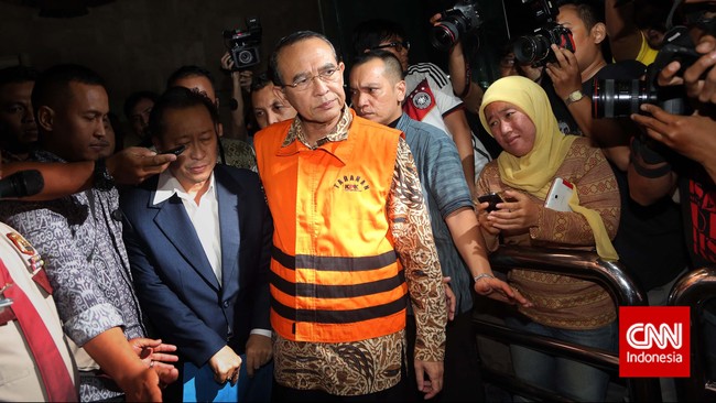 Suryadharma Ali mengaku dirinya diperlakukan tidak adil. Permohonan praperadilannya ditolak sementara KPK belum menyebut jumlah kerugian negara atas kasusnya.